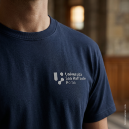 T-shirt uomo blu navy indossata, dettaglio del logo sul petto — foto ambientata