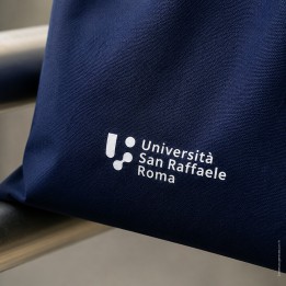 Shopper in cotone blu navy, dettaglio del marchio dell'Ateneo sul tessuto — foto alternativa