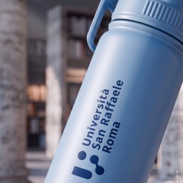 Borraccia termica 550 ml azzurra, dettaglio del marchio dell'Ateneo — foto alternativa