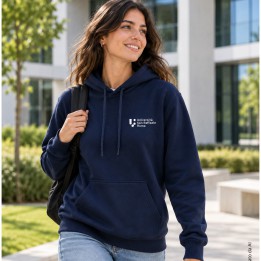 Felpa con cappuccio donna blu navy indossata, il logo stampato sul petto — foto ambientata